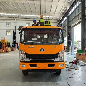 Grues montées sur camion Sinotruk 4*2 de haute qualité, 7 tonnes, avec flèches télescopiques pour l'entretien routier - Product Image 2