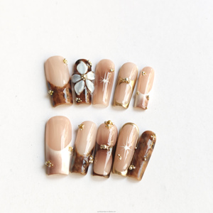 <span class=keywords><strong>Uñas</strong></span> Postizas <span class=keywords><strong>de</strong></span> Lujo Vintage Hechas a Mano en Color Ámbar <span class=keywords><strong>con</strong></span> <span class=keywords><strong>Flores</strong></span> en Relieve 3D y Lámina Dorada Estilo Francés <span class=keywords><strong>con</strong></span> Cobertura Total y Pegamento - Product Image 2