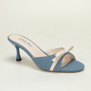 Sandales mules décontractées pour femmes en denim délavé, à talon fin, avec nœud en cuir contrastant, style plage - Product Image 1