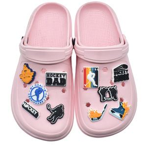 Abalorios <span class=keywords><strong>de</strong></span> PVC personalizados para zapatos con diseños <span class=keywords><strong>de</strong></span> mamá <span class=keywords><strong>de</strong></span> hockey y <span class=keywords><strong>entrenador</strong></span> orgulloso, broches para zapatos con temática deportiva para decoraciones <span class=keywords><strong>de</strong></span> zuecos <span class=keywords><strong>de</strong></span> la familia del hockey sobre hielo - Product Image 2