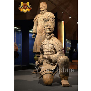 Statue antique chinoise grandeur nature en pierre naturelle, granit, marbre, ou terracotta, représentant un guerrier archer agenouillé - Product Image 2