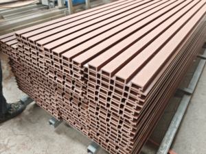 لوح جداري خارجي من مركب الخشب والبلاستيك مقاوم للماء والحريق والصدمات، متين وسهل التركيب للتكسية الخارجية والديكور - Product Image 2