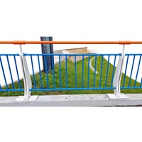 Rampe en verre et métal thermolaqué moderne pour balcon, escalier, terrasse, bâtiment commercial