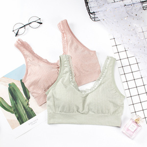 Sujetador deportivo sin aros para mujer, de una pieza, con copa completa, encaje, espalda en V grande, diseño cruzado en el pecho y tirantes anchos, sin costuras. - Product Image 3
