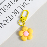 Ornamen Gantungan DIY Kecil dan Segar dari Plastik PVC Berwarna-warni, Kemasan Bentuk Hati, Gantungan Kunci Bunga Resin Berwarna untuk Anak Perempuan