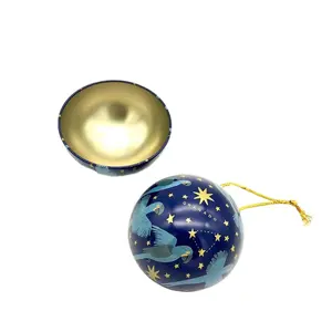 OEM רדיד זהב הדפסה מתכתית כדור מתכת לשימוש חוזר עם מחרוזת משי מתנת חג המולד מותאמת אישית כדור פח 2.68 אינץ'
