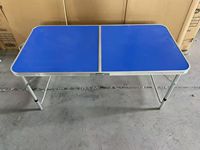 Table de pique-nique pliante moderne en aluminium pour l'extérieur avec plateau en MDF, hauteur réglable, coussin blanc