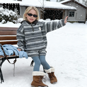 Faites sensation à chaque pas : Ensemble de survêtement rayé à capuche pour bébé, doux et tendance pour l'extérieur - Product Image 4