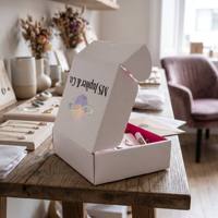 Boîte d'expédition rectangulaire en carton ondulé prête pour l'e-commerce avec poignée à bande déchirable et logo personnalisé pour l'expédition de vêtements de luxe et de cadeaux