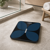 Balance de salle de bain numérique moderne avec écran LED dissimulé, plateforme en verre élégante, affichage large pour la pesée quotidienne à domicile