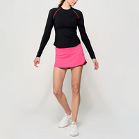 Ensemble de sport pour femme personnalisé : T-shirt raglan noir à manches longues à séchage rapide et coutures contrastantes, et jupe de tennis rose vif