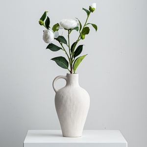 Schlichte, gebrannte weiße Keramikvase mit kleinem Mundstück – Einfaches Design für Blumenarrangements auf dem Schreibtisch und als Heimdekoration - Product Image 1