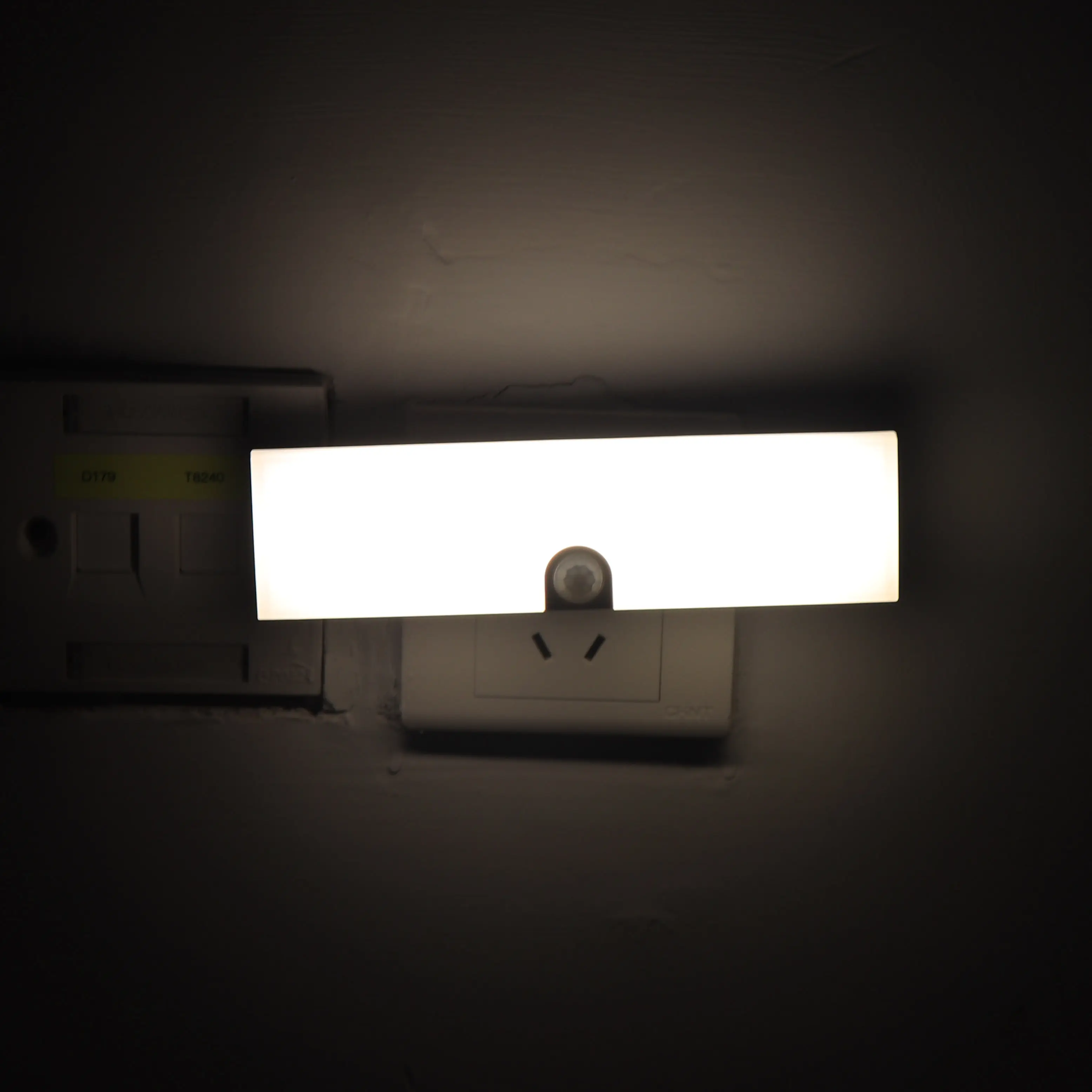 LEDワイヤレス保育園ポータブルスマートミニソフトPirモーションアクティベートセンサーナイトライトランプ大人用寝室廊下