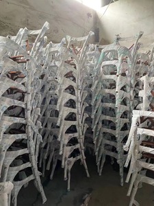 Table de mariage pliante dorée <span class=keywords><strong>Louis</strong></span> <span class=keywords><strong>Napoléon</strong></span> à dossier croisé et chaises Chiavari en résine plastique pour l'entrée d'appartements et de villas - Product Image 4