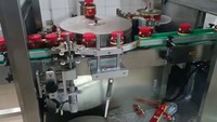 Petite machine d'étiquetage à colle thermofusible linéaire pour l'étiquetage complet des pâtes de bœuf en conserve