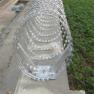 450mm Diameter BTO-22 Concertina Razor <b>Barbed</b> <b>Wire</b> Coil Hot Dipped Galvanized 2.5mm Core <b>Wire</b> 0.5mm Blade Thickness - Product Image 1