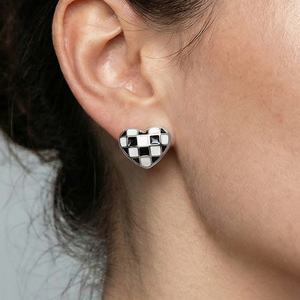 Boucles d'oreilles pendantes Mili pour femme, motif cœur à carreaux noir et blanc, plaqué or 18 carats, tendance, style européen et américain, élégantes et simples, vente en gros - Product Image 3