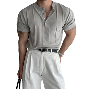 เสื้อยืดแขนสั้นทรงเข้ารูป คอเฮนรี่ ดีไซน์เรียบง่าย ระบายอากาศได้ดี เหมาะสำหรับใส่ทำงานในฤดูร้อน สำหรับผู้ชาย - Product Image 1