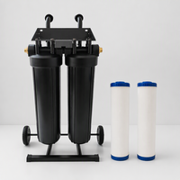 Chariot filtrant portable avec deux réservoirs d'eau, cartouche remplaçable, cadre roulant, poignées et interfaces de connexion