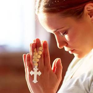 KOMI Ensemble de perles de baptême en bois avec pochette en maille blanche pour les perles de chapelet cadeau de <span class=keywords><strong>communion</strong></span> - Product Image 4