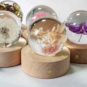 <span class=keywords><strong>Bola</strong></span> de resina de flores personalizadas, <span class=keywords><strong>bola</strong></span> de cristal de luz nocturna LED recargable con Control táctil de flores secas de varios colores reales para dormitorio - Product Image 4