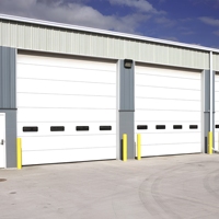 Porte de garage sectionnelle automatique en acier moderne sur mesure avec isolation thermique, système de sécurité et fonction coupe-vent pour entrepôt