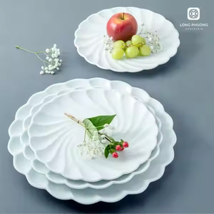 Usine vend directement vaisselle personnalisé en gros céramique torsadé bord plaque restaurant forme plaque - Product Image 4