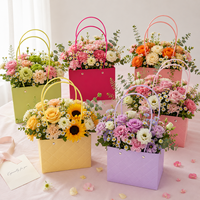 Tas Kertas Bunga Quilted Tahan Air Mewah dengan Logo Custom, Pegangan Tabung Panjang, Embos, Kotak Hadiah Buket untuk Pesta Pernikahan Grosir