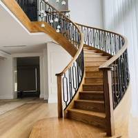 Escalier cantilever intérieur, escalier flottant, garde-corps en verre, marches en bois, poutre centrale simple, éclairage LED pour marches, maison moderne