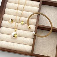 Ensemble boucles d'oreilles et collier intemporel en acier titane avec perles, motif goutte d'eau et clochette, incrustations pour femme