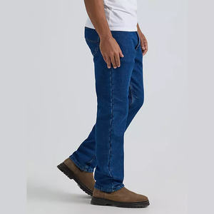 Jeans en denim pour homme, coupe droite, structure légère, offrant un soutien sans volume pour la superposition en saison de transition. - Product Image 6