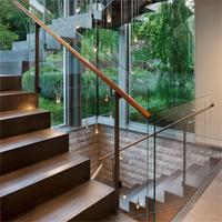 Escalier droit avec panneau latéral en verre et marches en bois massif, design d'escalier architectural moderne pour l'intérieur