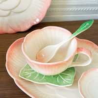 Service de vaisselle de luxe en porcelaine gaufrée motif rose, élégant pour la maison, les mariages, les restaurants et l'hôtellerie, avec logo personnalisé OEM/ODM et coffret cadeau