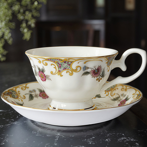 Set di tazze e piattini da tè floreali britannici unici, tazza da tè vittoriana vintage personalizzata con fiori - Product Image 3