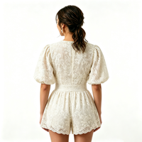 Ensemble court deux pièces en dentelle beige, haut court à manches bouffantes et col en V, et ensemble assorti en dentelle florale taille haute pour femme, style décontracté
