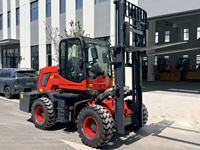 Yeni Gelen Yüksek Verimli Arazi Forklifti 3 Ton Kapasiteli Hızlı Değiştirilebilir Ataşmanlı Forklift