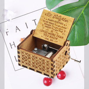 Caja de música con manivela de madera grabada con 11 diseños, regalo de amor para mamá, hija, hijo, marido, esposa, cumpleaños y aniversario familiar - Product Image 1