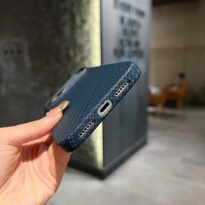 Étui de téléphone magnétique en fibre de carbone texturée avancée pour iPhone 17 15 16 Pro Max 17 Air, coque fine antichoc en PC avec chargement sans fil - Product Image 4