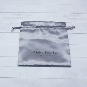 Sacs à cordon de haute qualité imprimés en soie pour perruques, sacs de rangement anti-poussière pour bijoux, pochettes en satin personnalisables en gros - Product Image 3