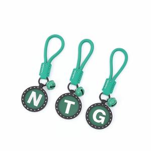 Logotipo personalizado de marca creativa pequeño llavero de cuero letra inglesa diseño láser bolsa colgante al por mayor pequeño regalo de productos básicos - Product Image 5