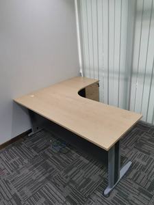 Table de bureau en forme de L J Pied en métal avec piédestal 4D Bureau pratique pour bureaux ou espaces de travail professionnels - Product Image 4