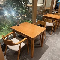 Ensemble de chaises de café en bois massif de style moderne pour la cuisine japonaise, les boulangeries, le thé et les restaurants occidentaux à usage commercial