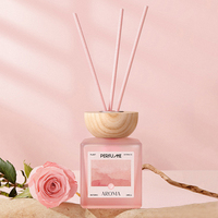 Diffuseur de parfum d'ambiance en gros 200 ml, bouteille carrée rose de luxe, diffuseur à bâtonnets, marque privée avec bouchon en bois et bâtonnets en rotin