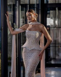 Vestido de Noche Elegante de Dos Piezas con Cuentas y Bufanda, Modelo SS661 de Sharon Said, Vestido de Fiesta sin Tirantes para Mujer, Agotado - Product Image 4