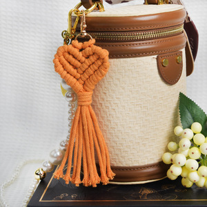 Vente en gros de <span class=keywords><strong>porte</strong></span>-clés avec pompon en forme de cœur <span class=keywords><strong>porte</strong></span>-clés bohème tissé à la main <span class=keywords><strong>porte</strong></span>-clés avec pendentif sac <span class=keywords><strong>porte</strong></span>-clés en coton pour amoureux - Product Image 3