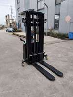 Plateforme élévatrice électrique Everlift 1,5t 2 tonnes de type conducteur (4,5m-6m) avec pneus en polyuréthane, propulsion arrière et batterie au plomb-acide