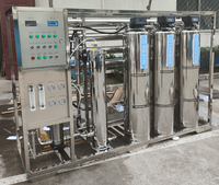 Machine commerciale de filtration d'eau par osmose inverse 1000 LPH (litres par heure) pour production de 1000 litres d'eau purifiée par heure, avec réservoir de 2000 litres et capacité de 500 litres par heure.