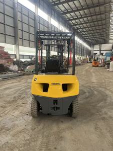 Montacargas Komatsu FD25 4WD Diésel Usado en Japón, 2.5 Toneladas, con Mástil de Dos Etapas y Longitud de Horquilla de 2000 mm - Product Image 5