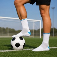 Chaussettes de sport de conception élégante, fabrication excellente, chaussettes athlétiques à logo personnalisé, chaussettes de football antidérapantes pour l'entraînement et le sport.