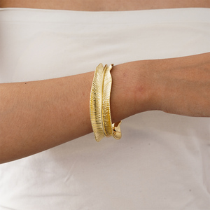 2024 bracelet européen femmes sens avancé exagéré conception de feuille tridimensionnelle sculpté style rétro élégant bracelet - Product Image 4